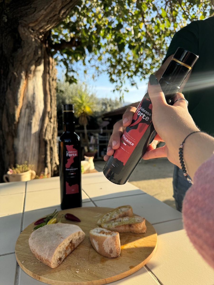 Degustazione | 1 bottiglia da 750ml di Olio Extra Vergine D'Oliva + 1 bottiglia da 250ml di Olio Piccante